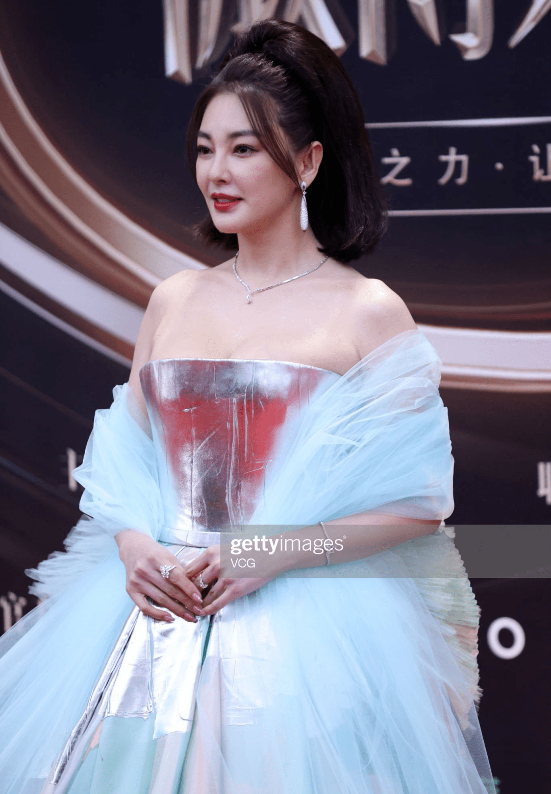 微博之夜明星生图:张雨绮脸肿,王源痘坑瞩目,"谋女郎"被艳压