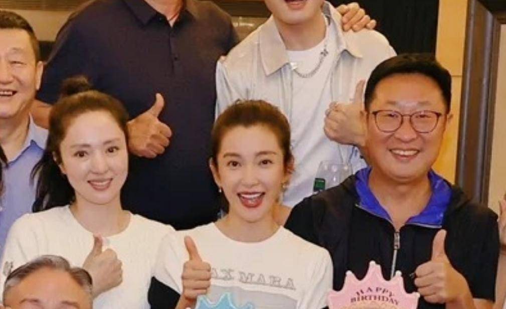 其实照片中间的小孩是林永健的儿子,和宋丹丹同一天生日,估计是出于对