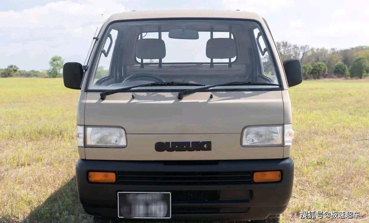 与大家分享的是一台铃木汽车非常经典的微型卡车,这就是铃木carry车型