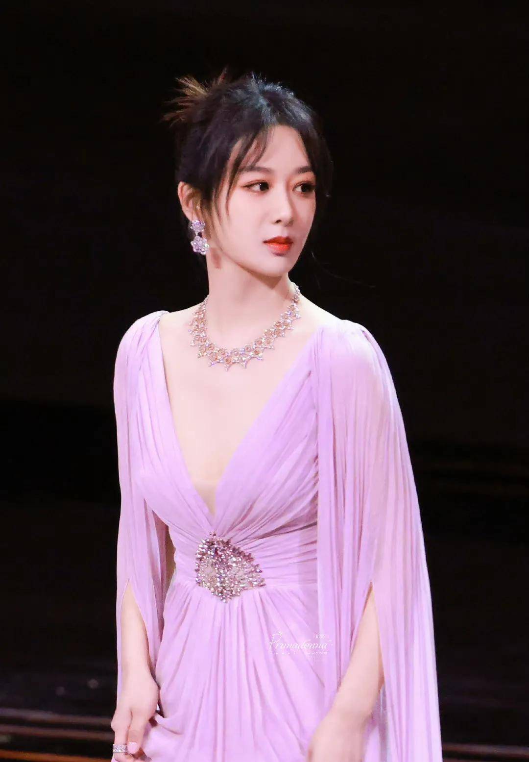 杨紫微博之夜造型,一套绝美,两套好土像女仆装,团队水平不稳定_显得