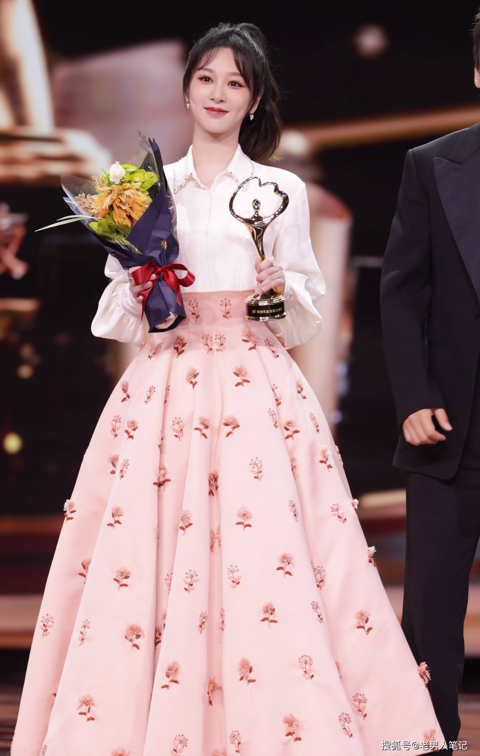 杨紫蔷薇花裙造型,眉眼弯弯酒窝浅浅,不仅没有翻车而且赏心悦目_演艺