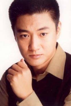 他是唯一拒绝过范冰冰的男人,娶护士为妻,还为女儿化身柔情老爸_韩青