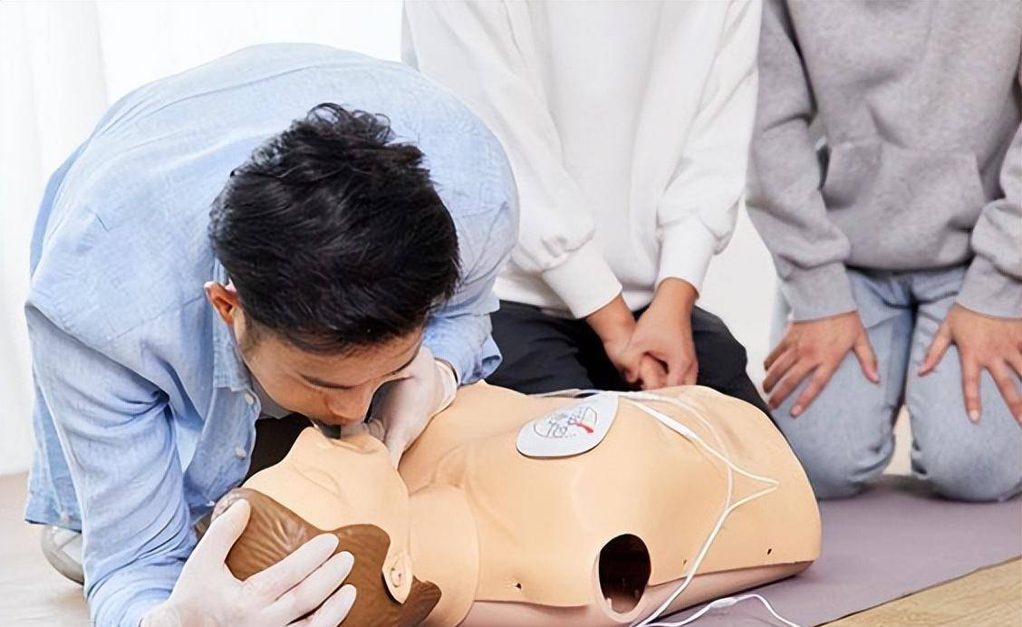 "人工呼吸"是向着患者口中吹气还是吸气?原理是什么?