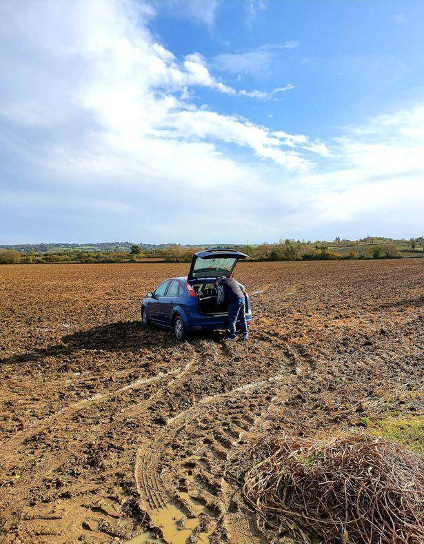 日报道,10月24日晚上,英国一对情侣把小车开进巴克斯郡一片农田里过夜