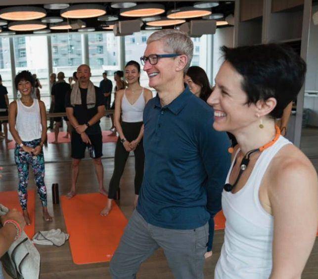 苹果ceo库克现身三里屯,众多粉丝围观人气高,身材圆润肚腩抢镜_网友