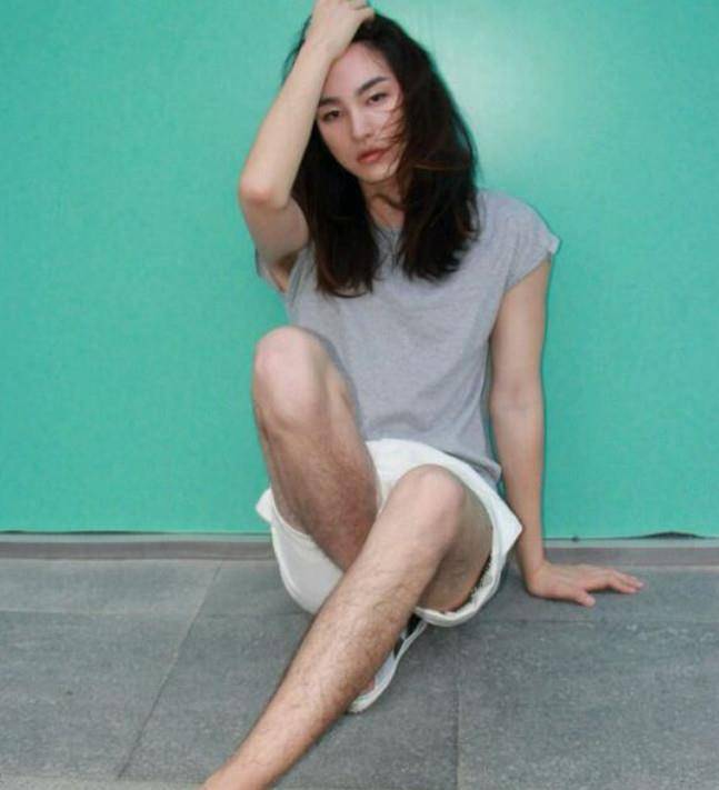 和现在网上的一些女装大佬比起来,他们真的弱爆了上面两位你最喜欢谁?