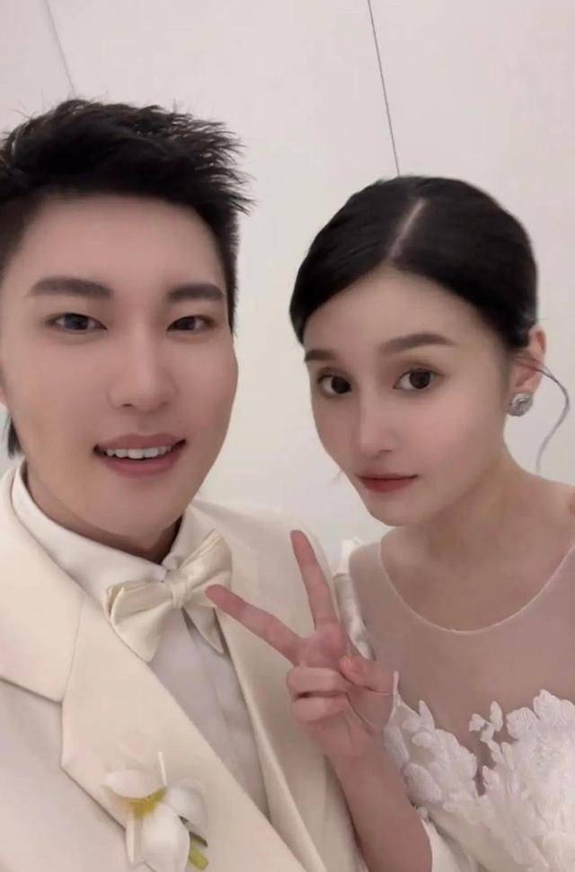 赵本山豪宅招待网红,合照小腿被p成筷子,皱纹消失状