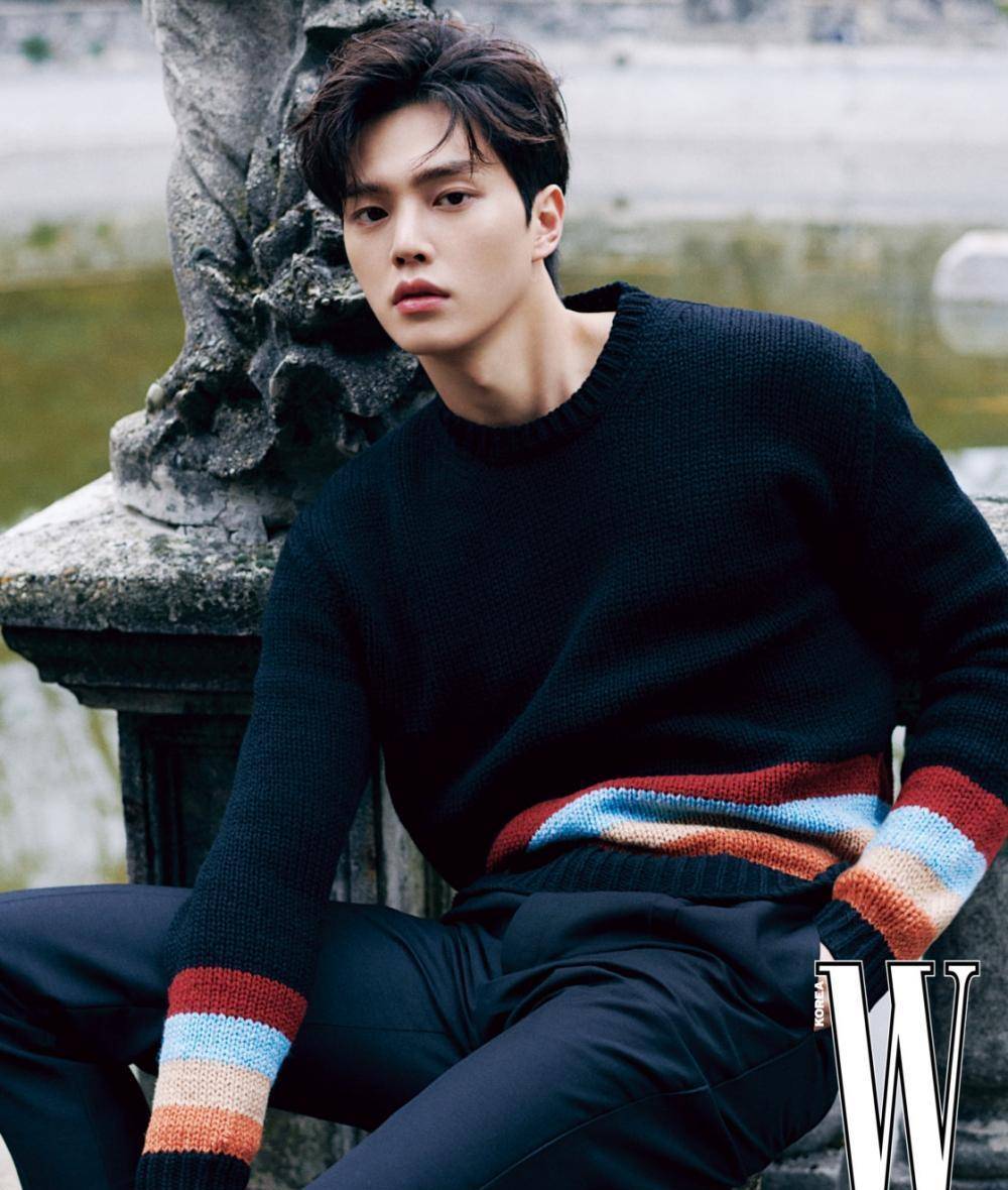 《w korea》通过官方网站和ig公开了多张宋江的画报,照片中宋江减肥后