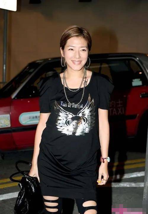 她满族后裔擅演美女,被封最丑穆念慈,57岁未婚,与黄日华传绯闻_关宝慧