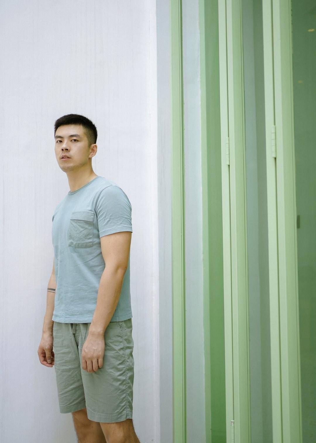 成熟稳重的90后小哥哥,个性寸发国字脸,清爽的外表,还蛮有气质_男生