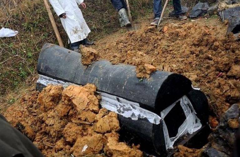 14年,73岁老人下葬9天开棺验尸:扶他的小伙赔10万判一年四个月_小唐