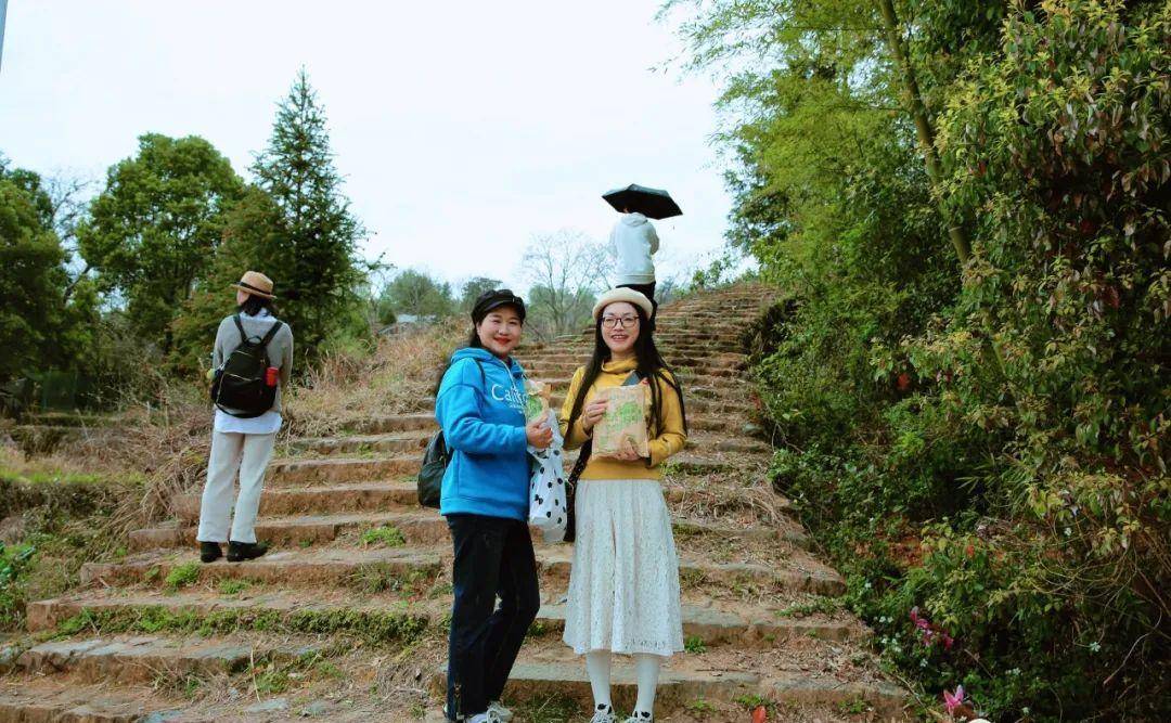 在入口處,先每人分發一個楓林鎮鎮政府贊助的永嘉麥餅.