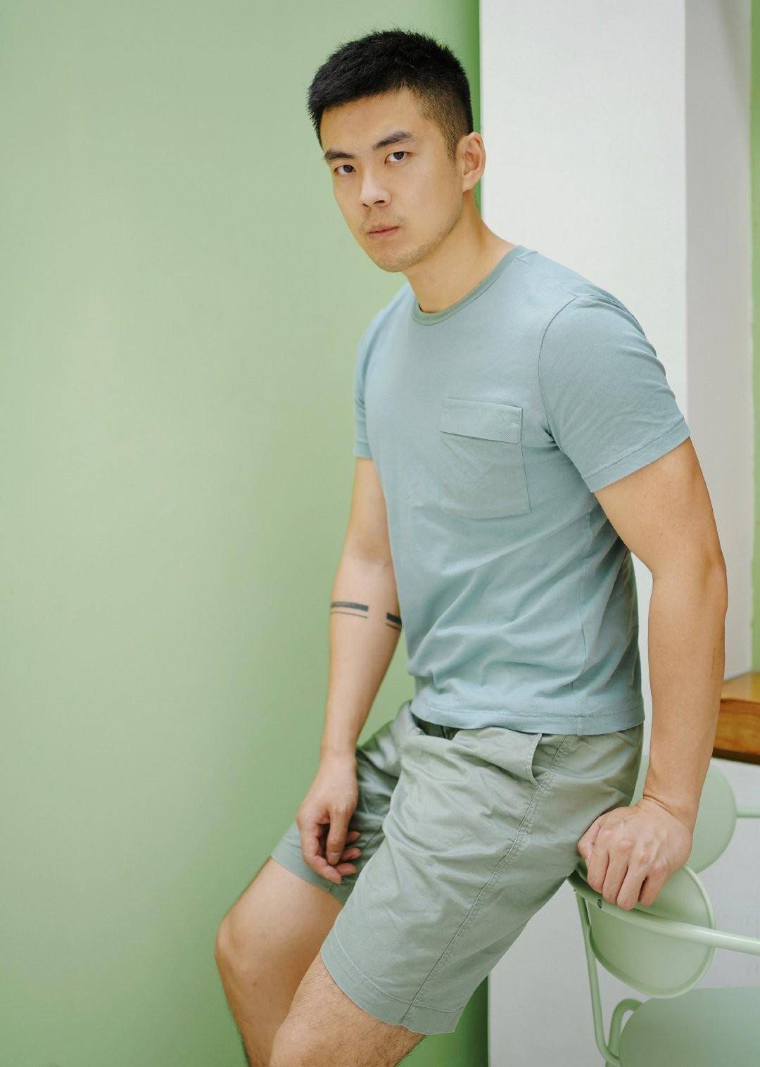 成熟稳重的90后小哥哥,个性寸发国字脸,清爽的外表,还蛮有气质_男生