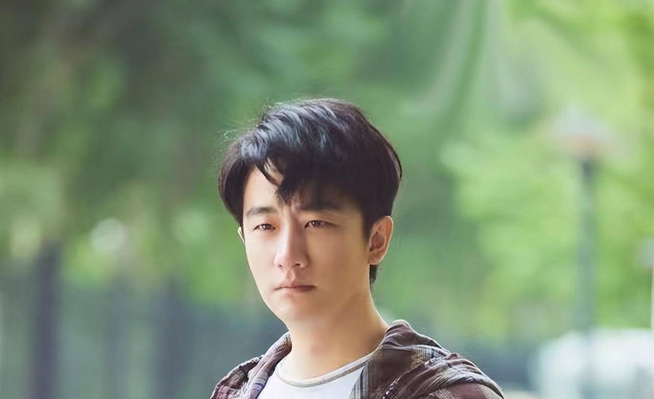 很多人都觉得《欢乐颂》中饰演应勤的吴昊宸,在某些角度撞脸黄轩,但他