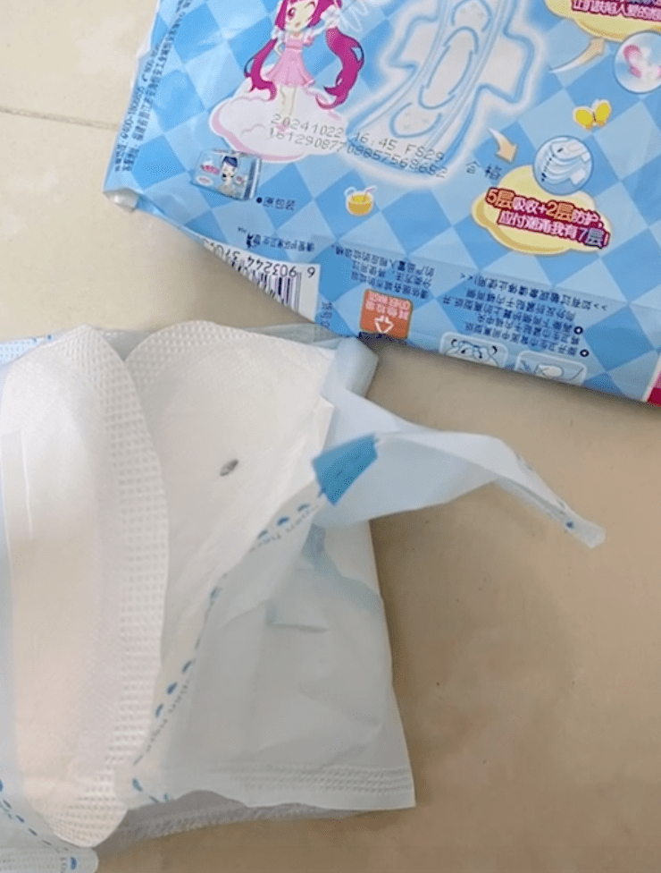 女子在俏妃卫生巾中发现大量发黑虫卵:看完让人头皮发麻(图6)