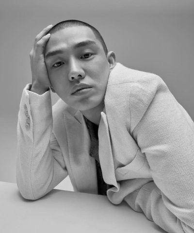 韩星刘亚仁暴动后首次亮相,一张模糊的大叔脸,想变回这张脸是不可能的