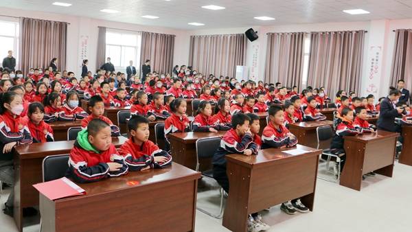 "雷锋书屋"挂牌仪式在陕西省淳化县官庄镇中心小学举行