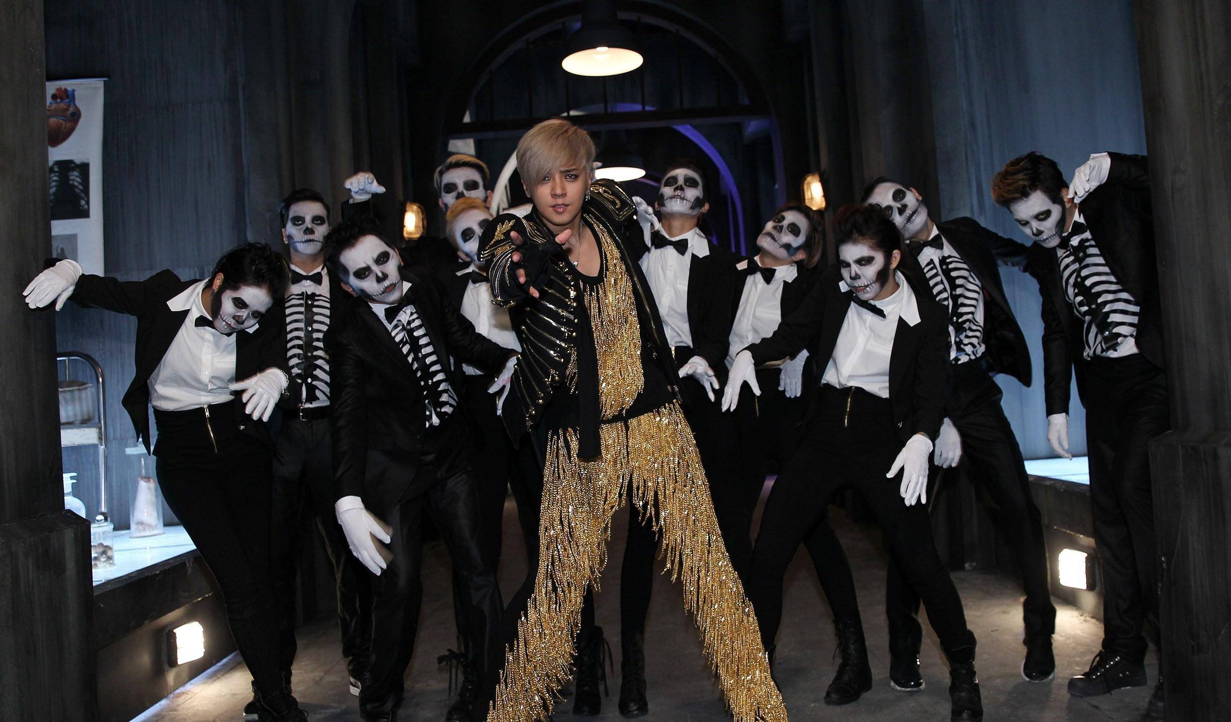 罗志祥现身泰国表演,舞台简陋,穿女装跳舞,被嘲吃朱碧石老本!_网友_周