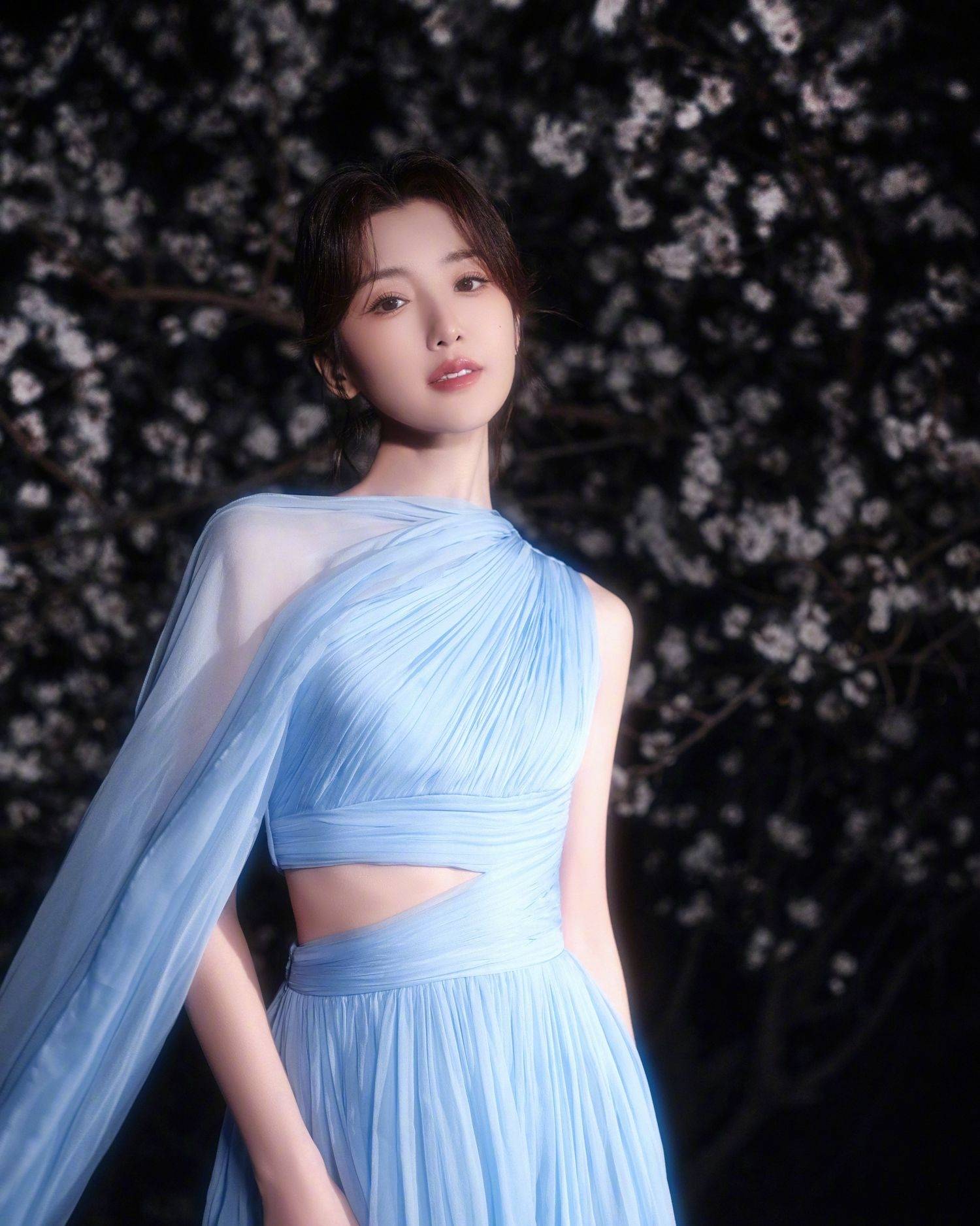 毛晓彤微博之夜蓝色礼服性感写真_美得_网友_同时又