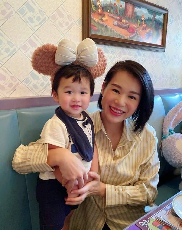 李乘德晒五口之家合照,俩儿子手拿婴儿裙,孕妈妈胡杏儿脸色暗沉_钟