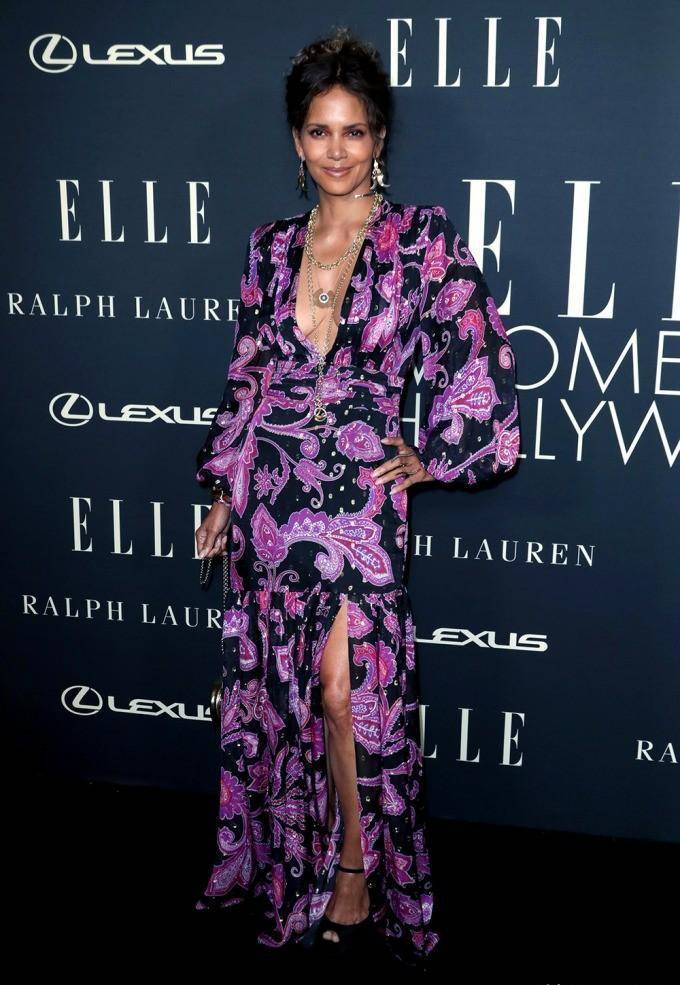 哈莉·贝瑞(halleberry)身着碎花连衣裙出席2021年elle好莱坞女装盛会