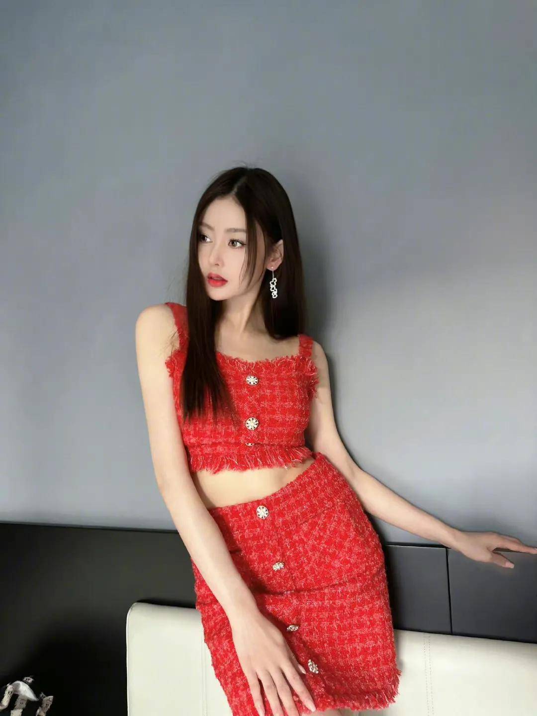 张天爱渔网袜配皮靴野性十足,长发及腰妩媚迷人_身材_女明星_小爱