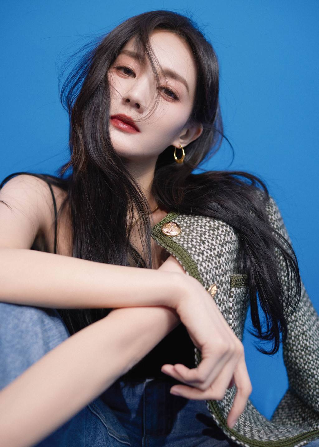 李一桐黑色吊带造型又酷又飒,漂亮,有个性的吊带穿搭好迷人_背心_女生