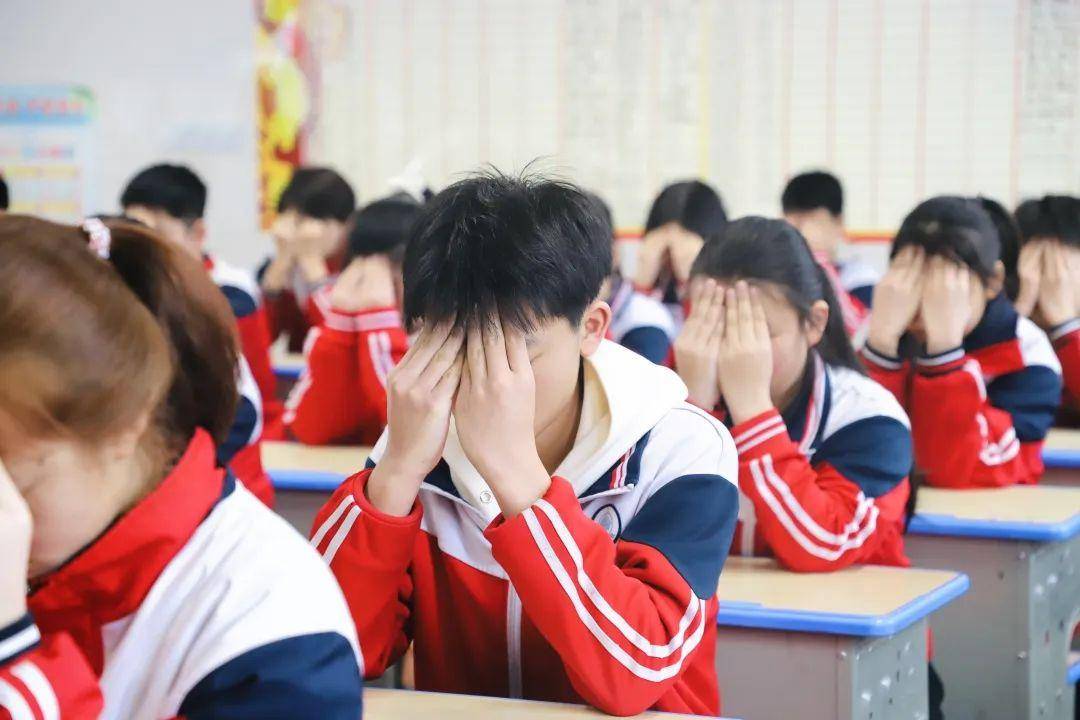 文明校园风采展新化县芙蓉学校师生眼保健操比赛_进行了_动作_穴位