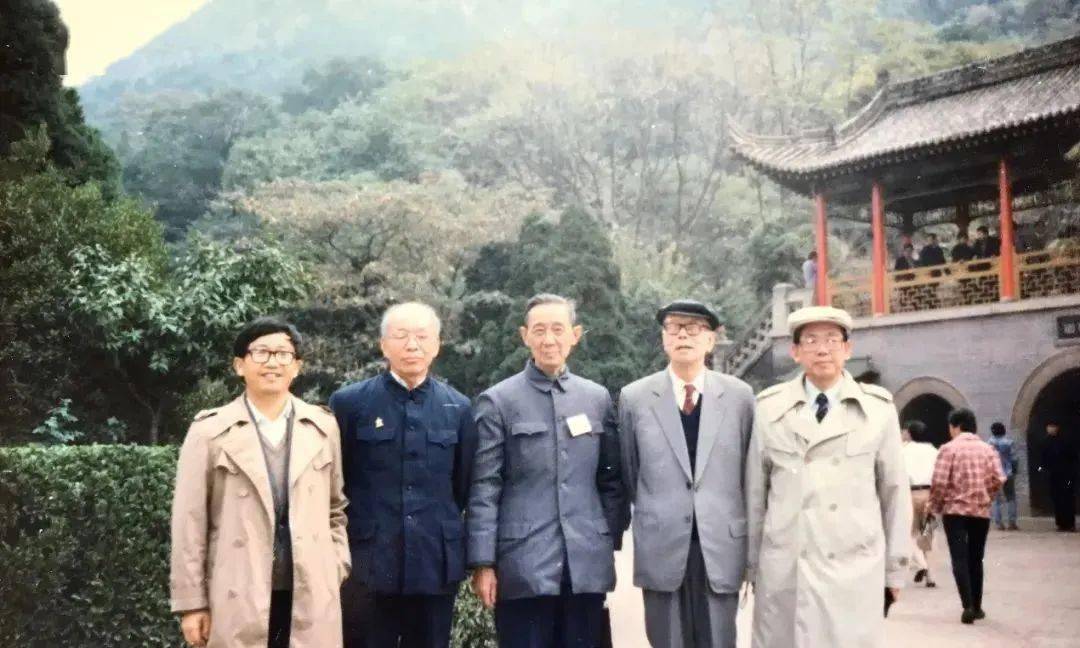 1989年西安唐史学会年会合影左起:谢元鲁,胡如雷,韩国磐,唐长孺