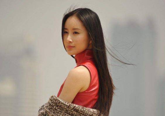 舒畅恋情疑似曝光,深夜牵手神秘男子入住酒店,结婚传闻实锤?