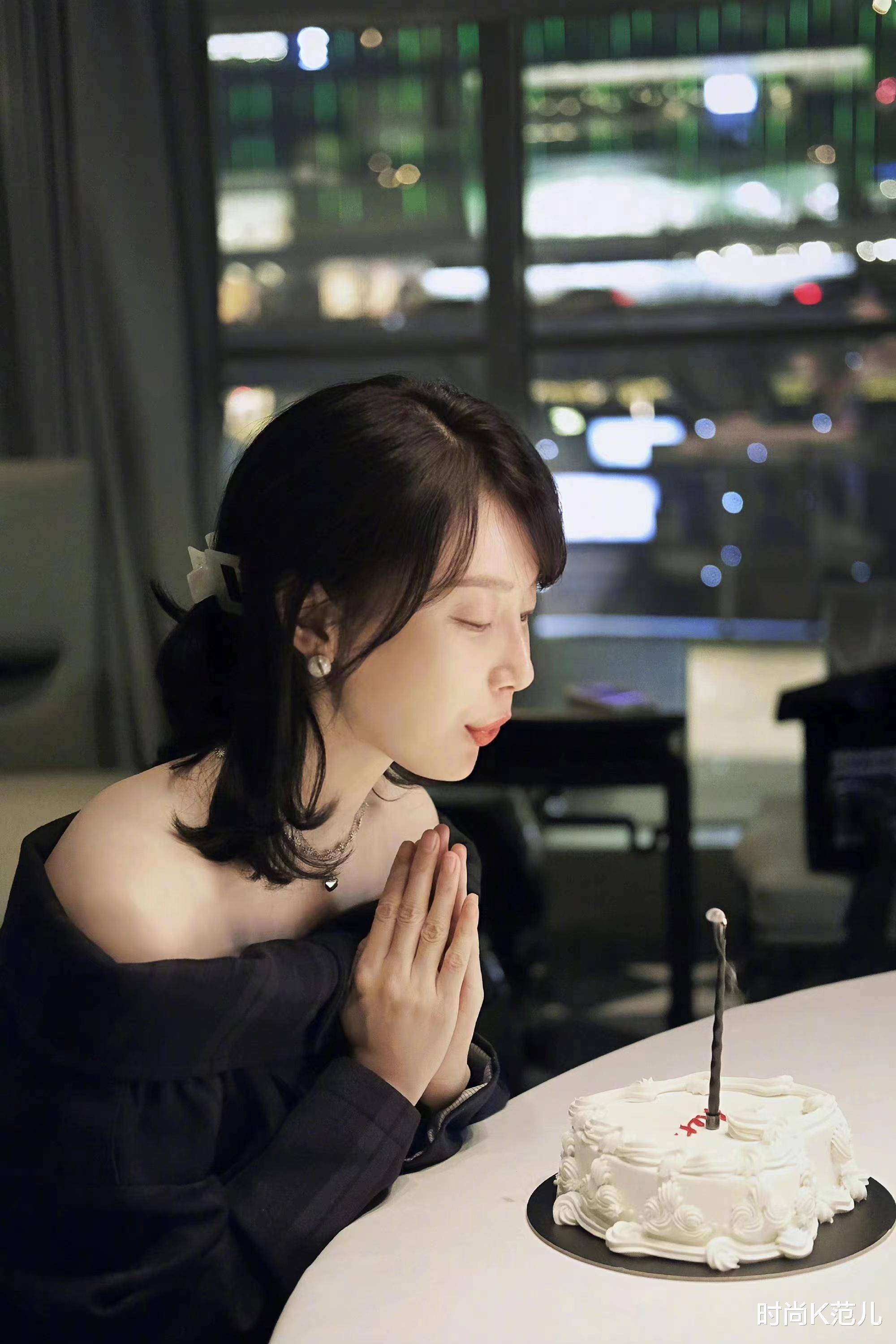 陈数晒46岁庆生照,黑色一字肩上衣搭微卷发,温柔又优雅!