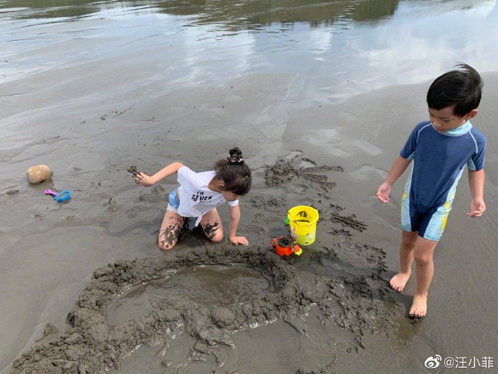 大S胜诉后心情好，与具俊晔在子女面前秀恩爱，男方与孩子相处好