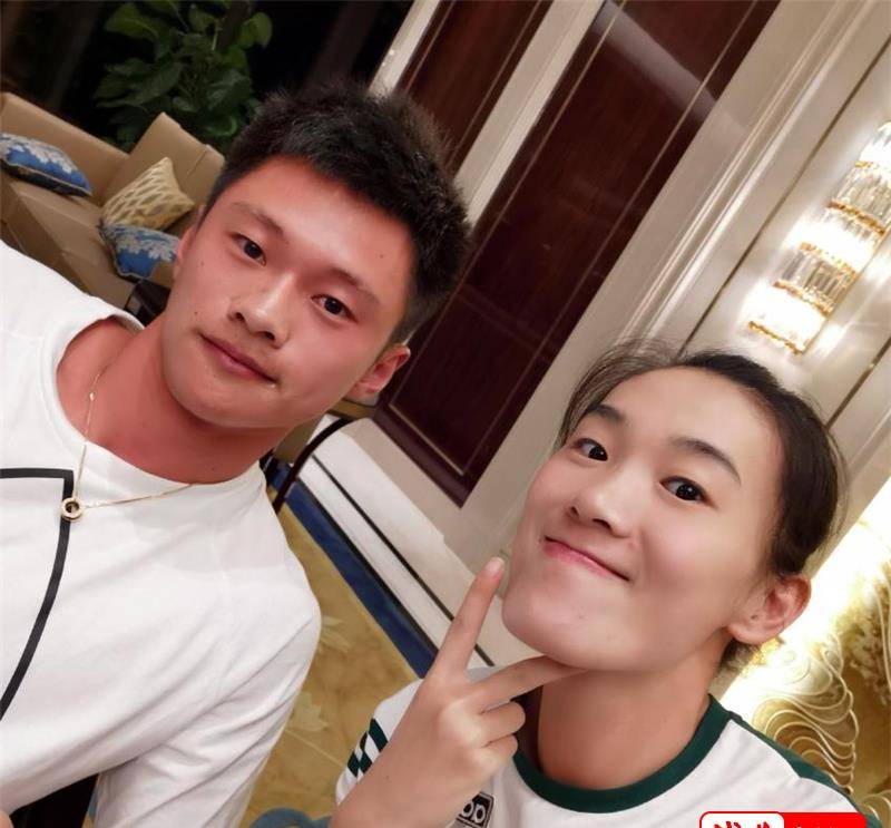 喜传婚讯的谢震业和陆敏佳还有一个身份_活动_进行_孩子