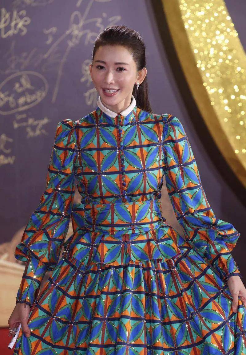 不得不说明星红毯服装看得人眼花缭乱,一个好的造型师也能给明星减少