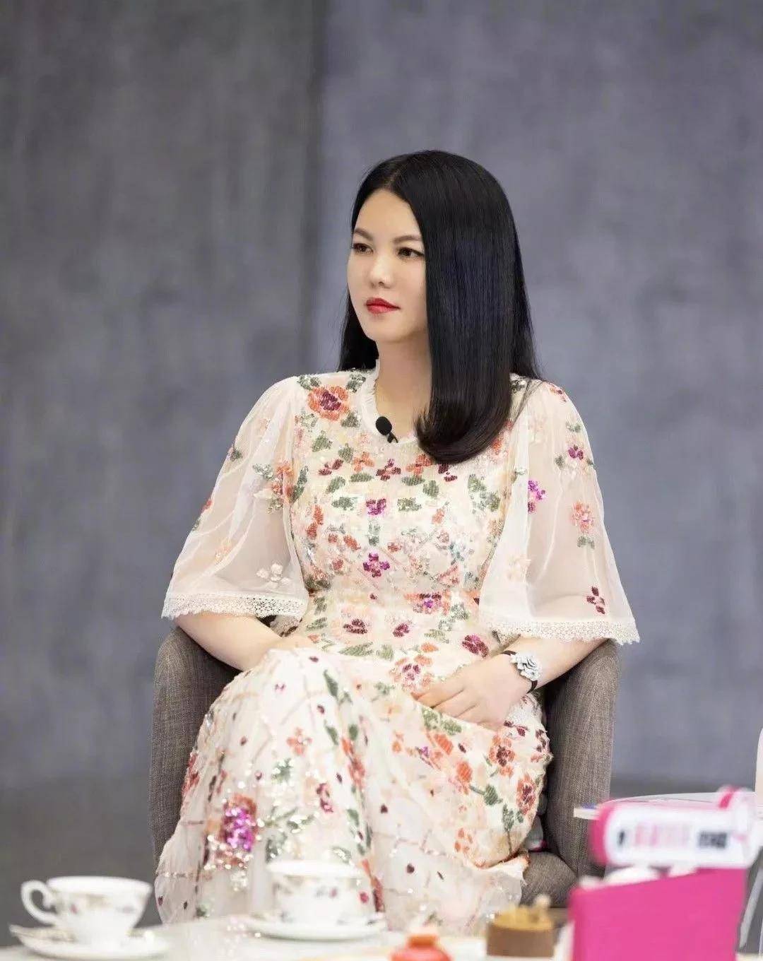 李湘很能穿,穿蕾丝裙尽显女人味的"饱满美"_娱乐_篇文章_头条