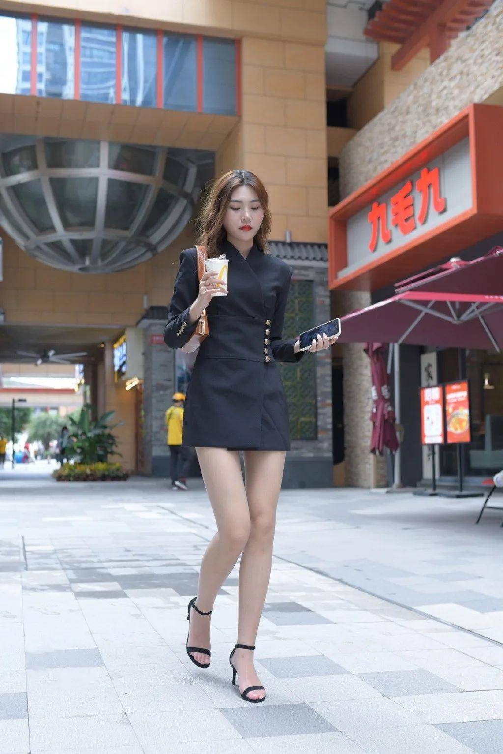 街拍:女子黑色连身a字裙时尚靓丽,一字带高跟鞋丝袜女人味十足_女孩
