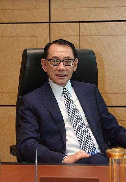 杨受成躺美女大腿吃蛋糕,牵手刘亦菲,扬言:没有男人不 .