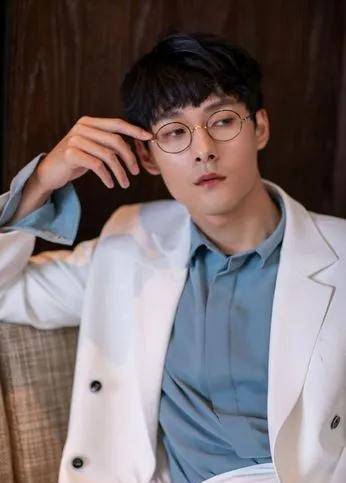 已婚男明星的分寸感到底有多差?合影被异性抱抱,跟她用一 .