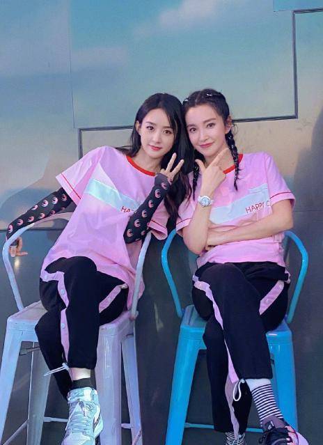 48岁李姐姐与赵丽颖同框合照,丝毫不落下风_身材_健身_女明星