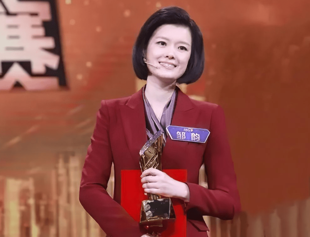 央视主持人邹韵走红,全英文采访气场全开,学历也是不简单_成功_专业