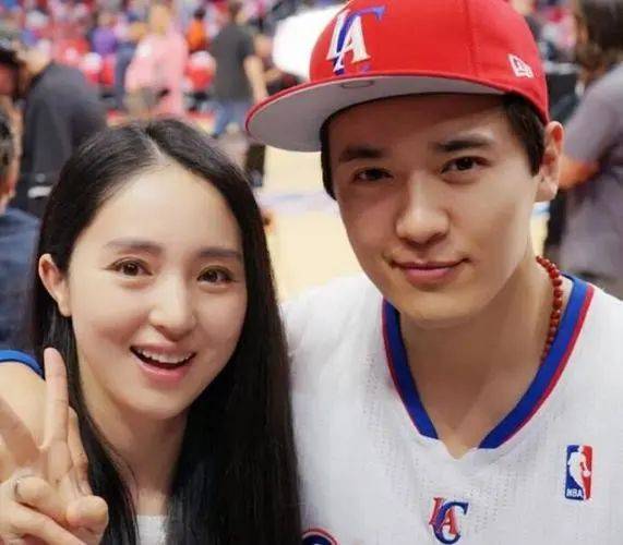 但到了地方之后,海鹰就找了一个借口离去,只剩下高云翔,董璇二人.