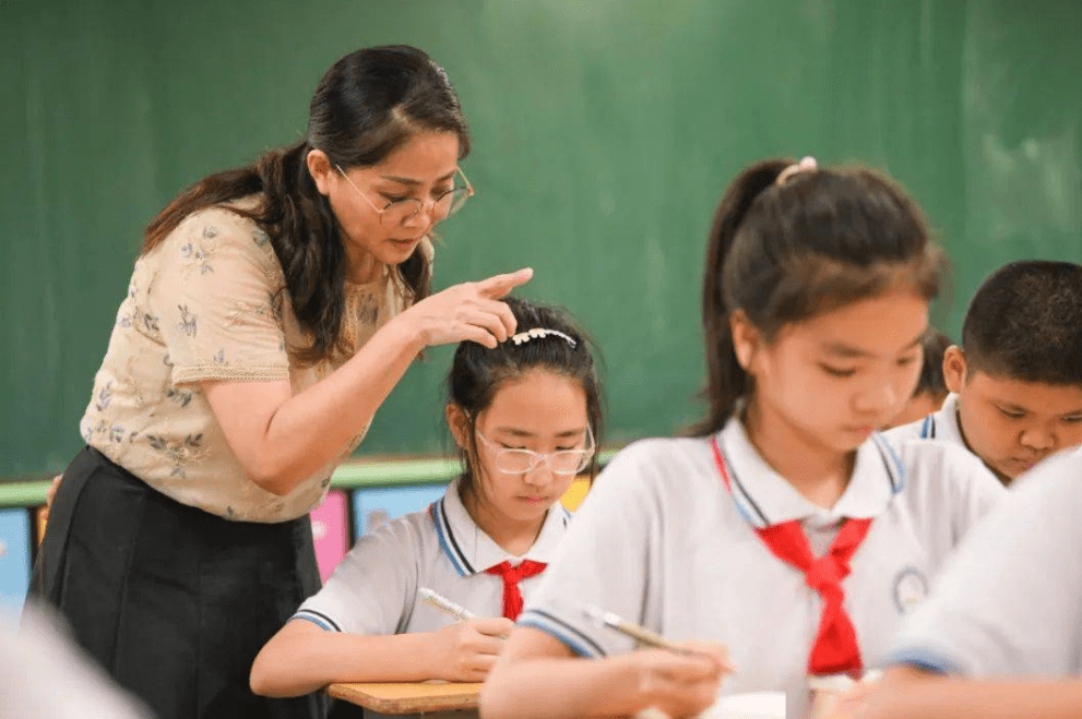 男孩向女生水杯里放吸铁石,女孩母亲大闹学校,得知真相后网友也怒了