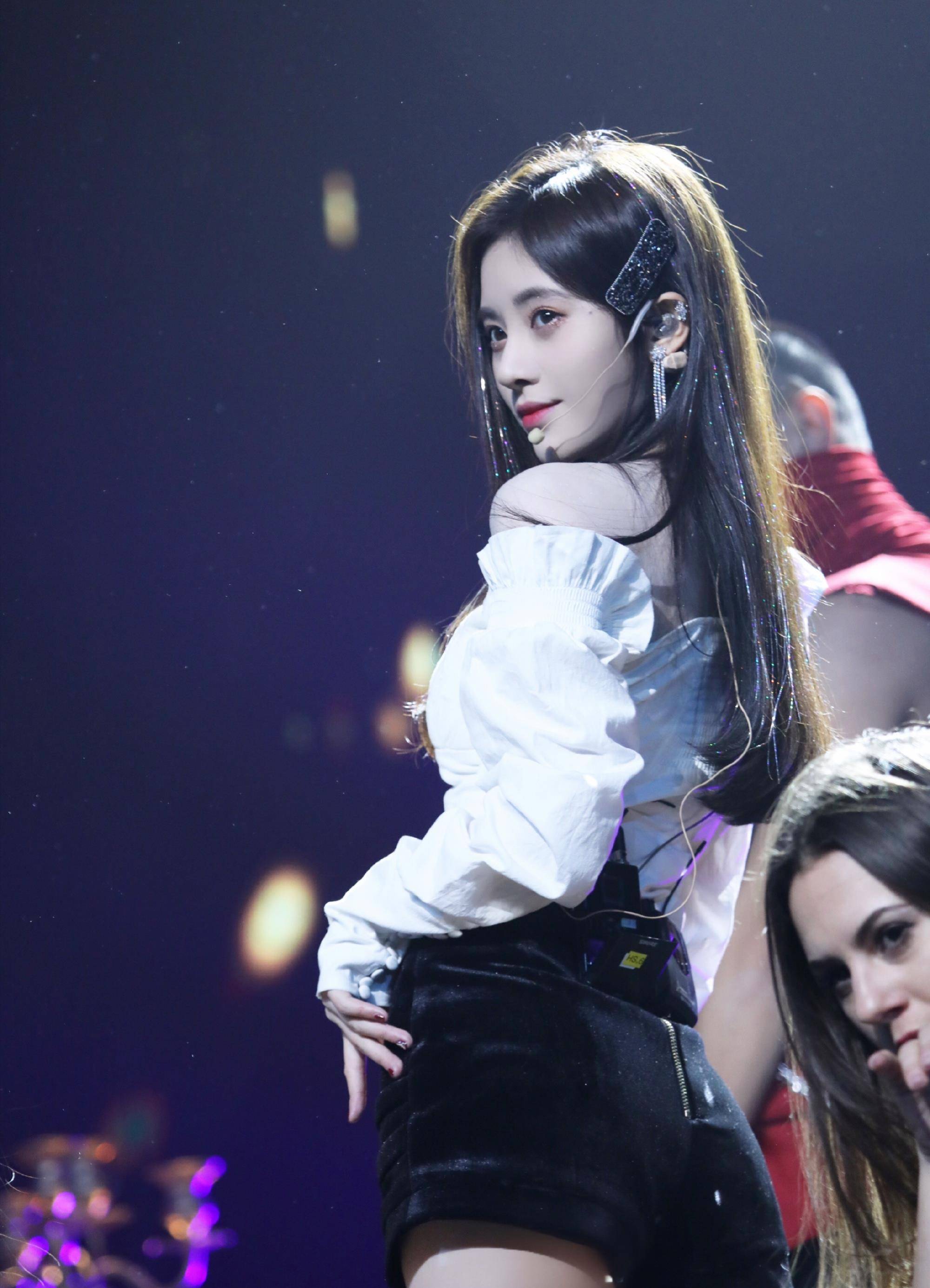 鞠婧祎刷新了我对她的认知,穿露肩衬衫配高腰裤在舞台跳舞,这腿绝了