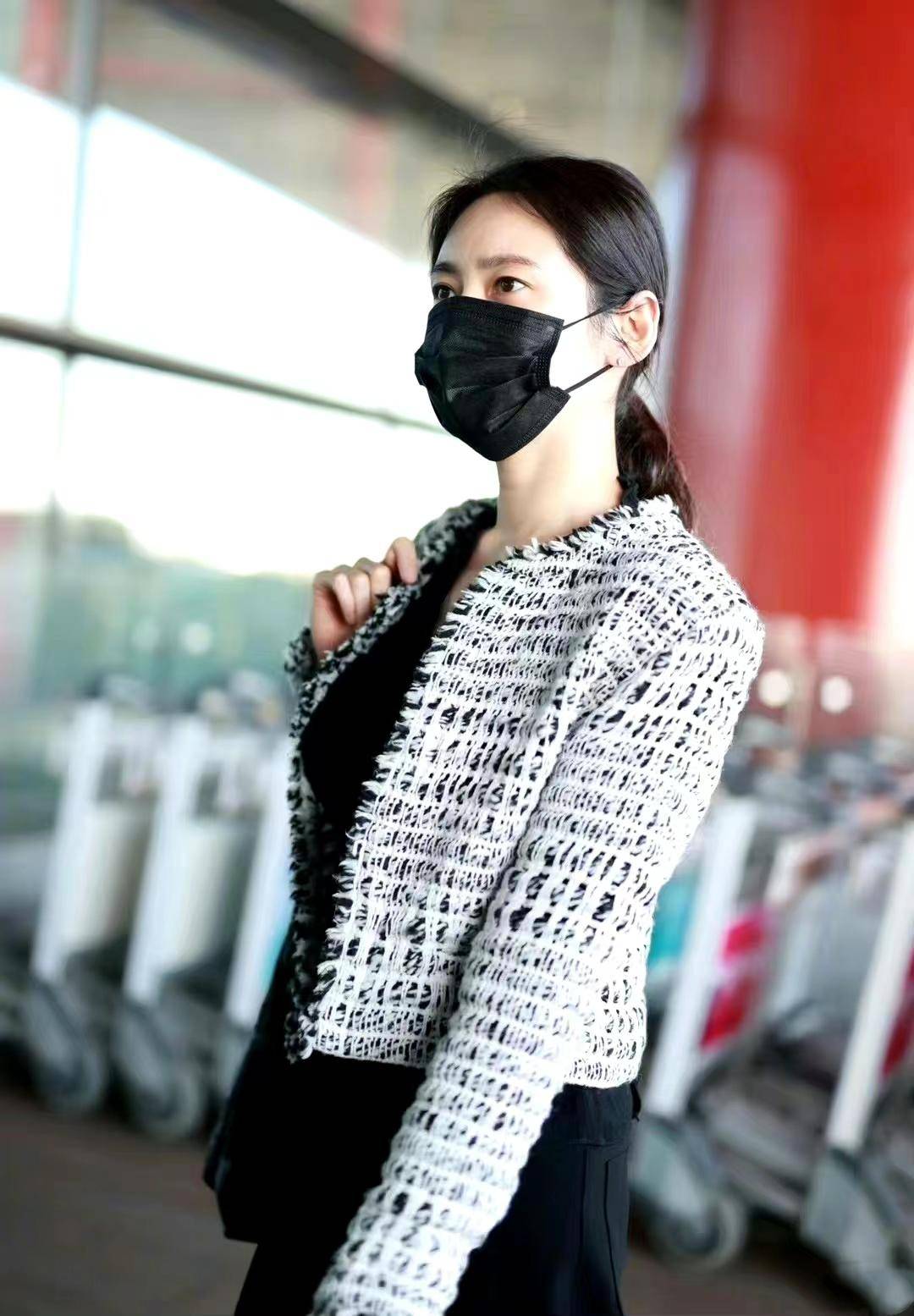 浪姐4的回归,有了很多新面孔,这不,秋瓷炫机场出发录制浪姐4的剧透照