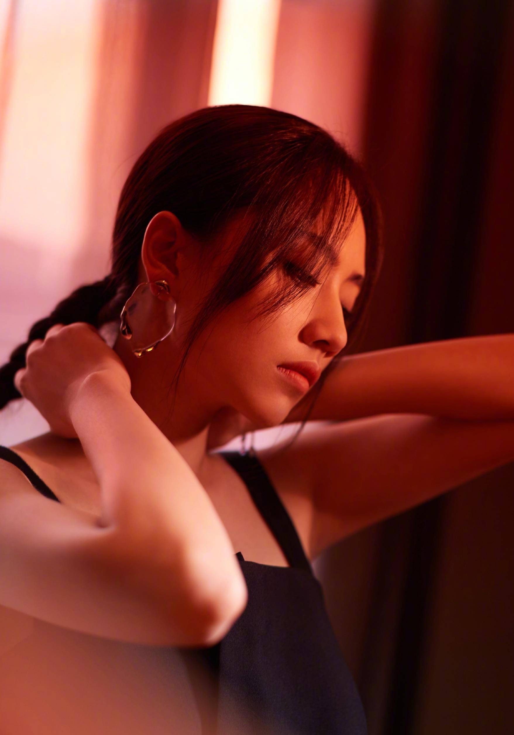 没想到唱《我很快乐》的刘惜君是个腿精,穿连衣裙配高跟鞋,腿细得让人