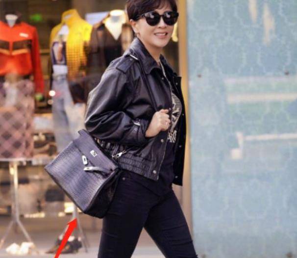 刘嘉玲背50万包包逛街!