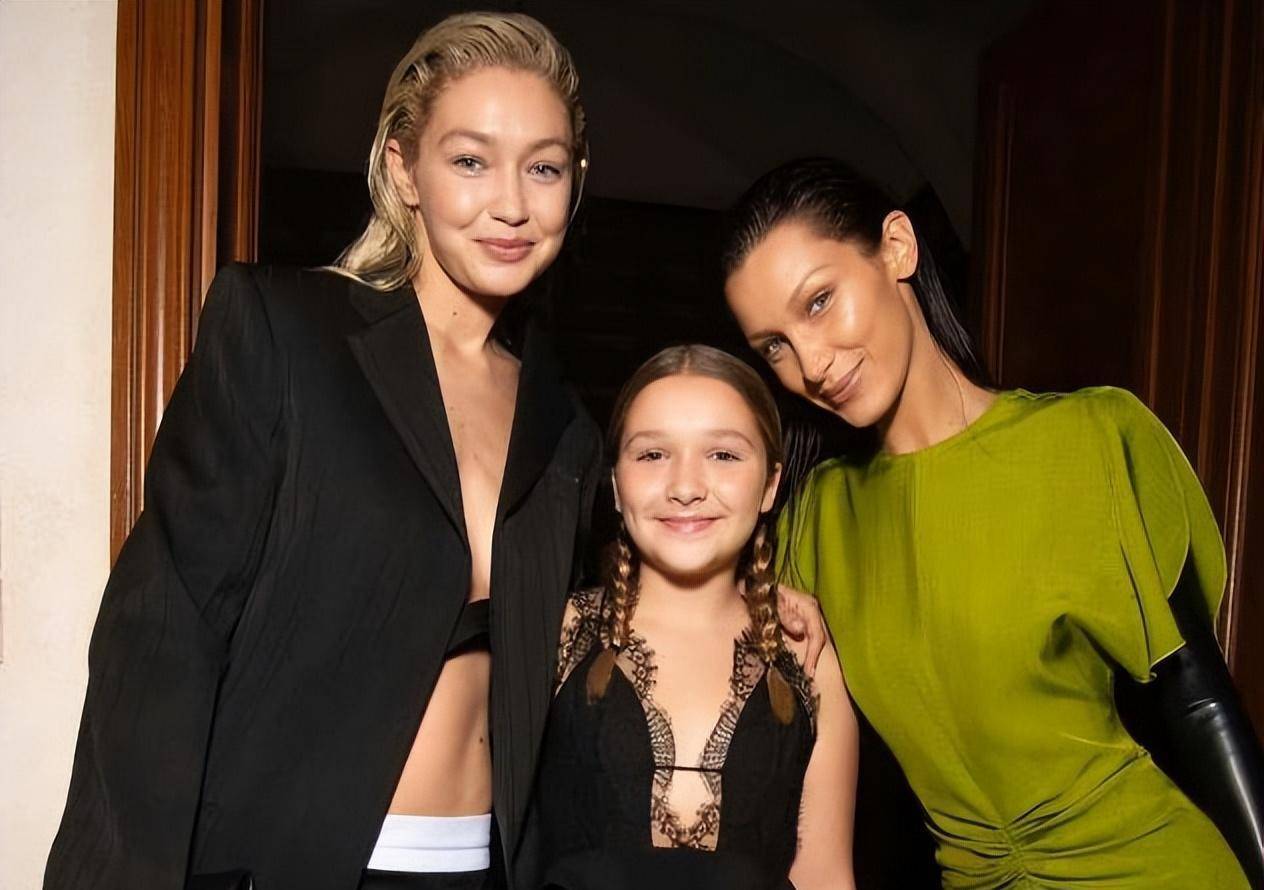 太美!11岁小七穿蕾丝吊带裙,与2大超模合影,牵贝克汉姆看秀