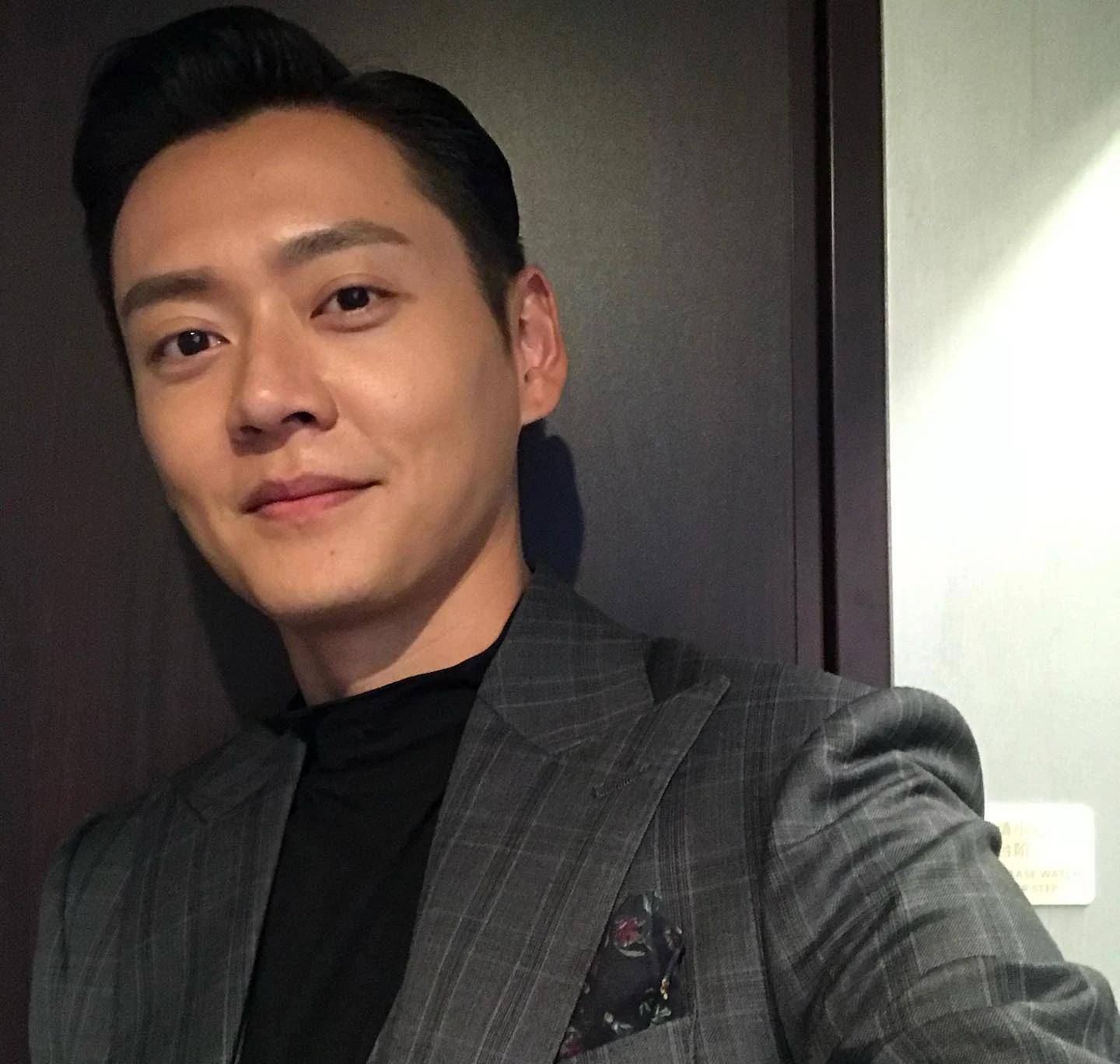 其实张振朗早年顶着"翻版张智霖","翻版在黄宗泽"头衔入行拍剧,一步一