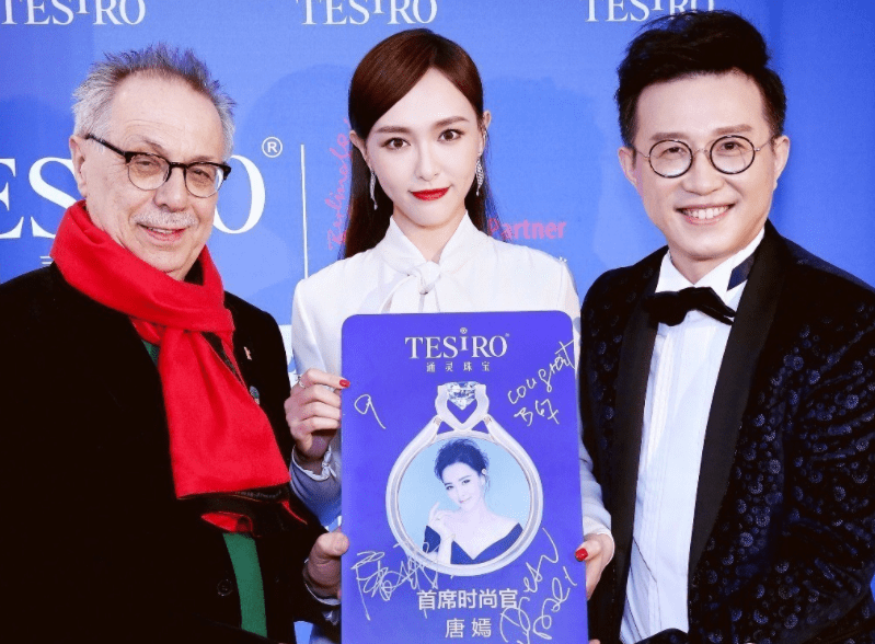 从14年到18年,唐嫣一直与沈东军有着合作关系;有这个大佬撑腰,她自然