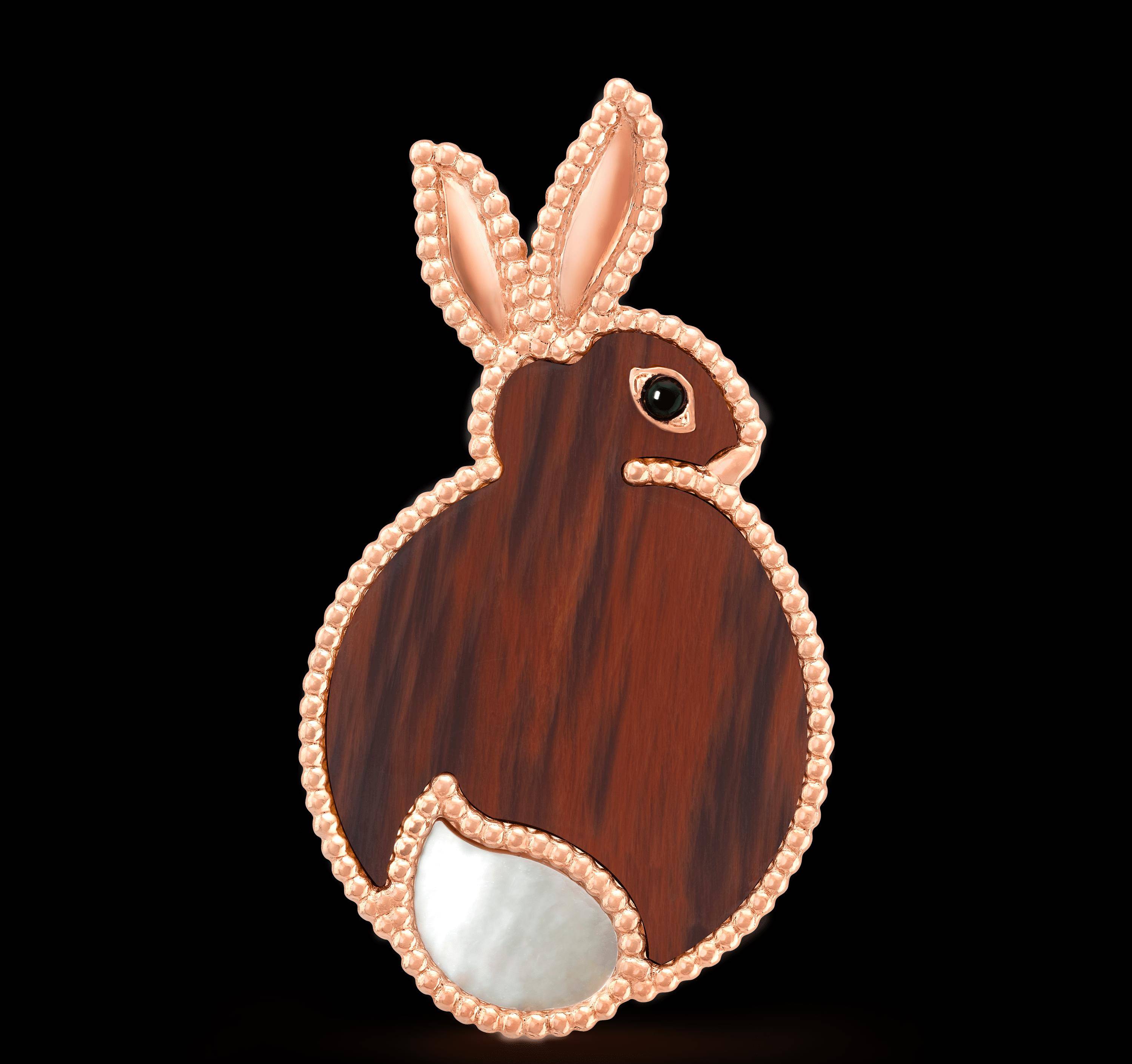 一枚胸针的价格大约在6000至7000英镑,约合人民币50000至60000元